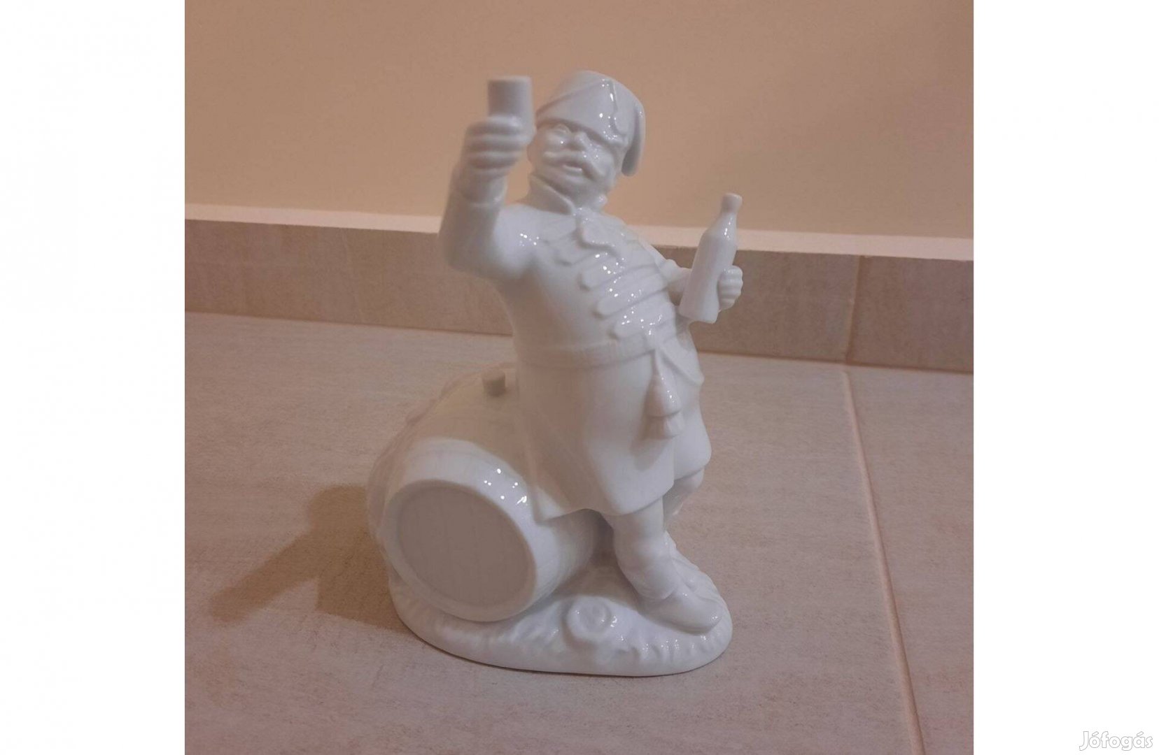 Fehér Herendi porcelán borivó figura eladó!