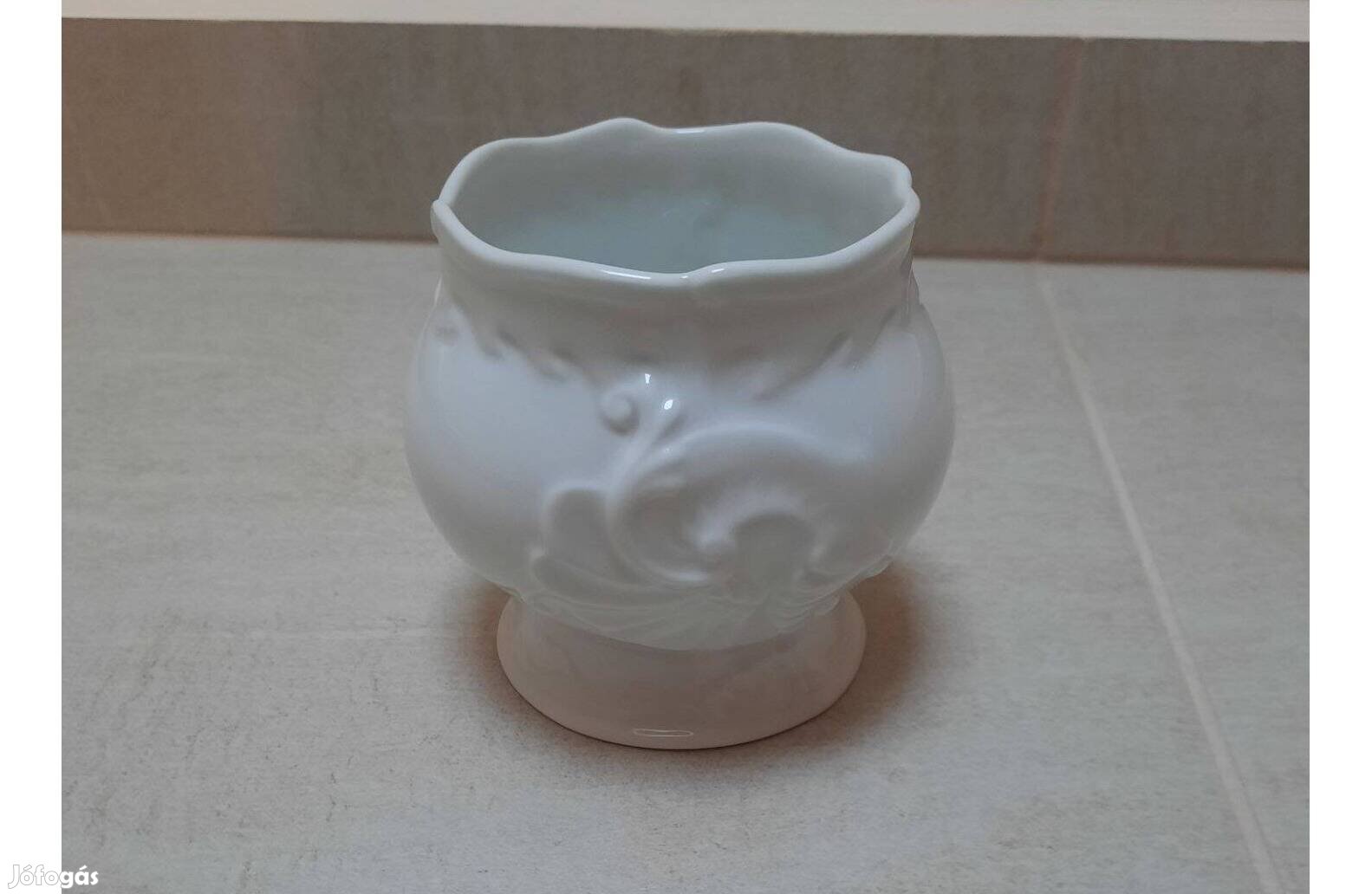 Fehér Herendi porcelán dombor nyomott váza eladó!