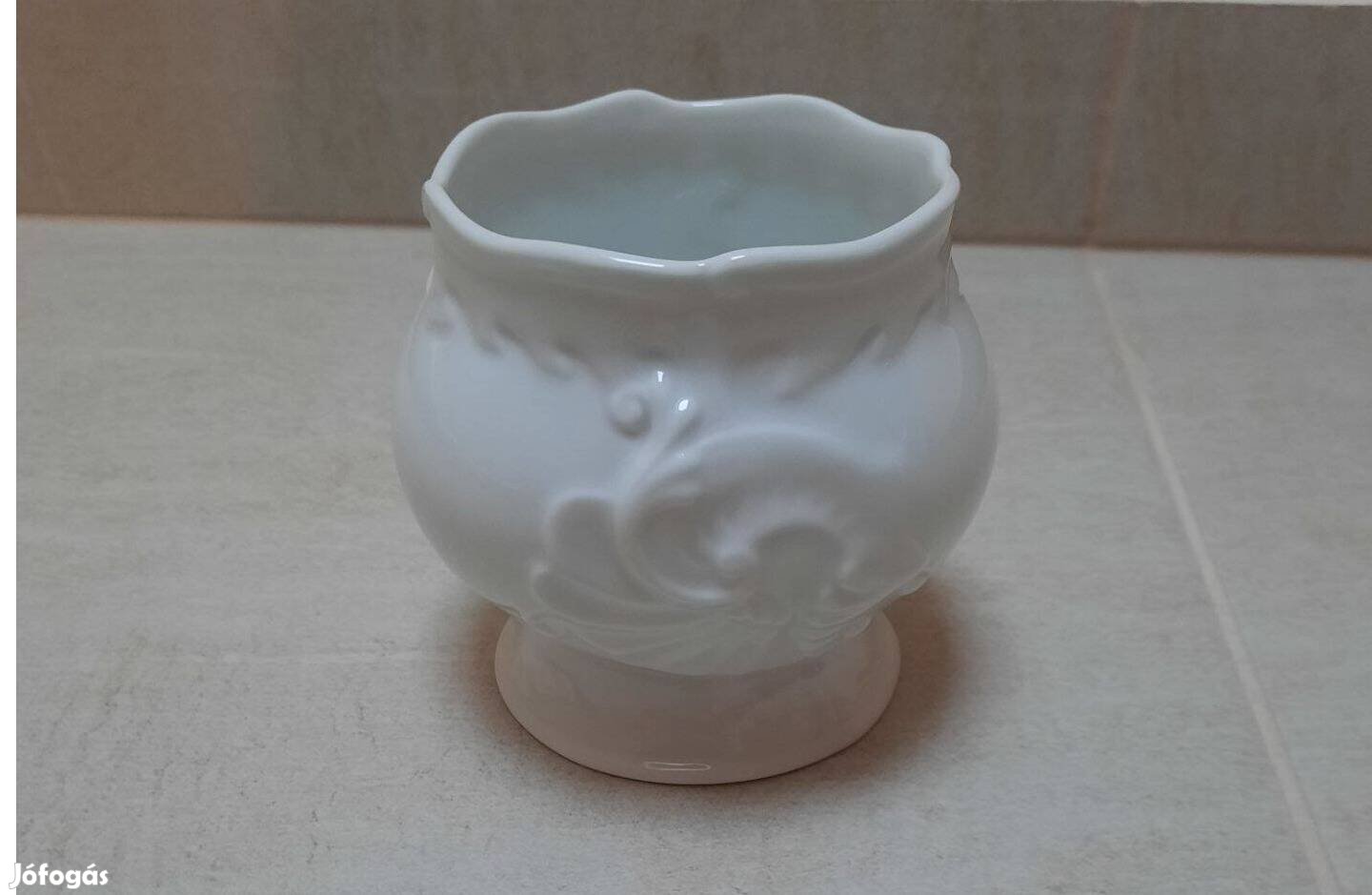 Fehér Herendi porcelán dombornyomott váza eladó!