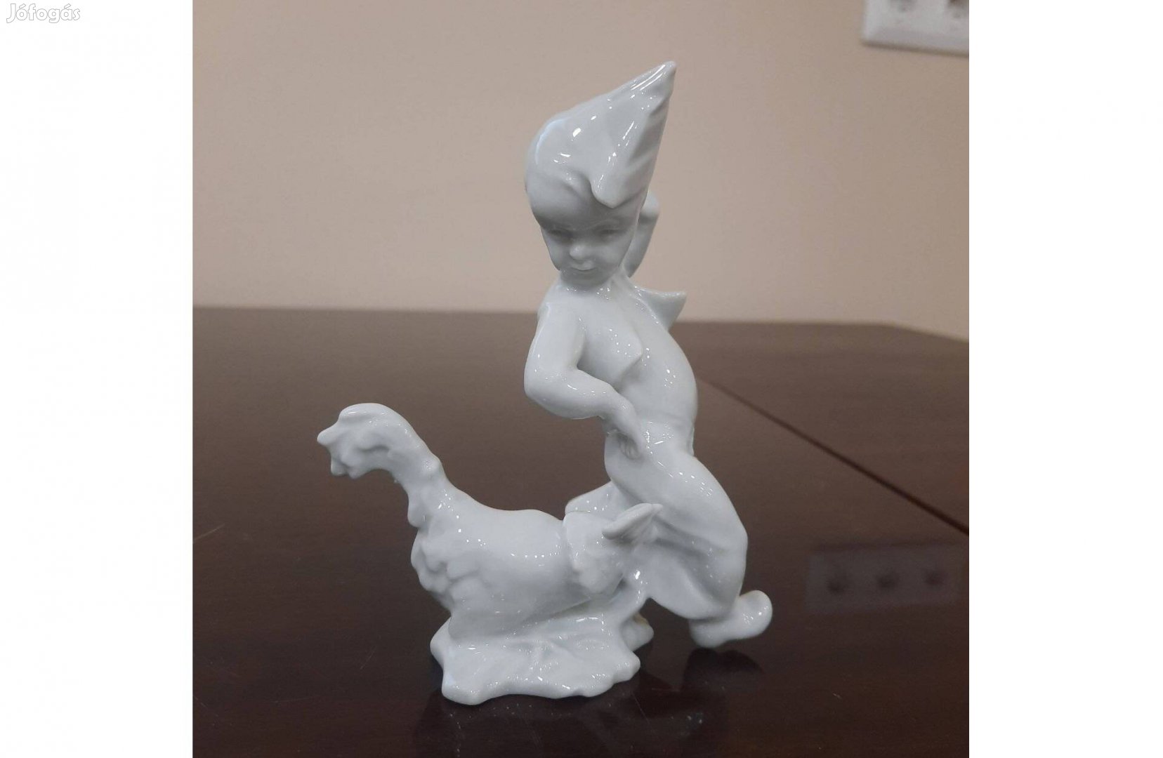 Fehér Herendi porcelán fiú kakassal, kakasos fiú figura