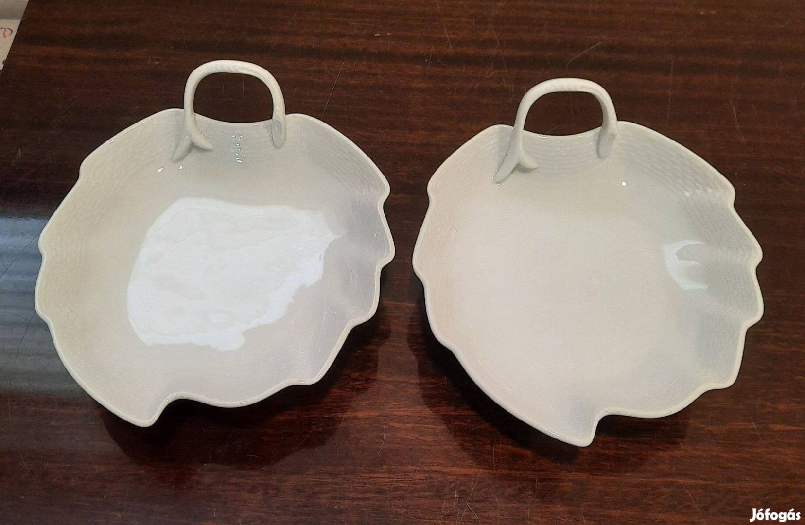 Fehér Herendi porcelán füles levél alakú kínáló tál eladó!