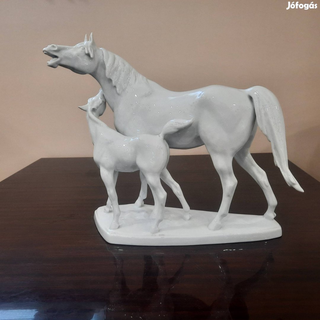 Fehér Herendi porcelán ló a csikójával figura eladó 