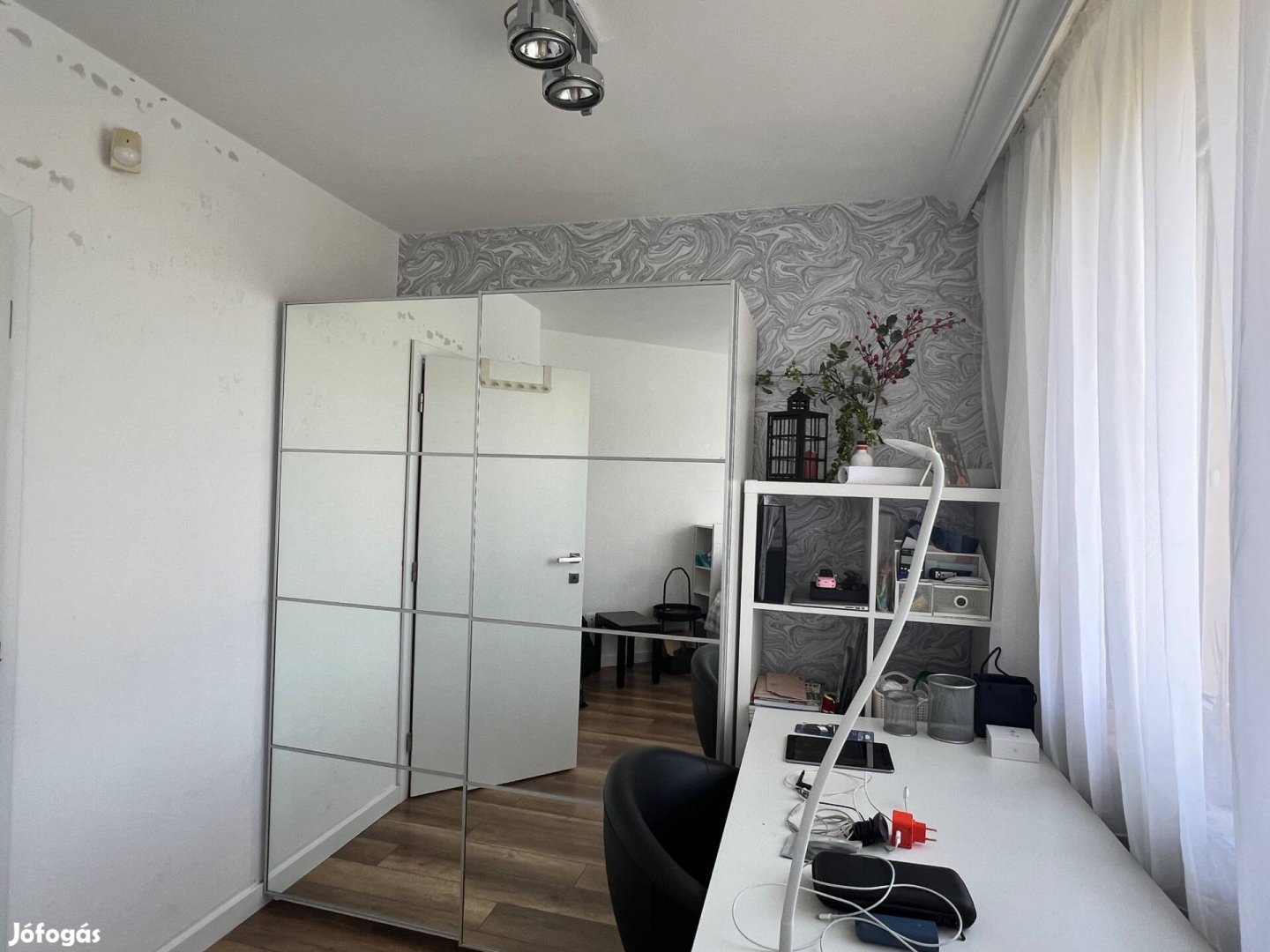 Fehér IKEA tolóajtós gardrob szekrény