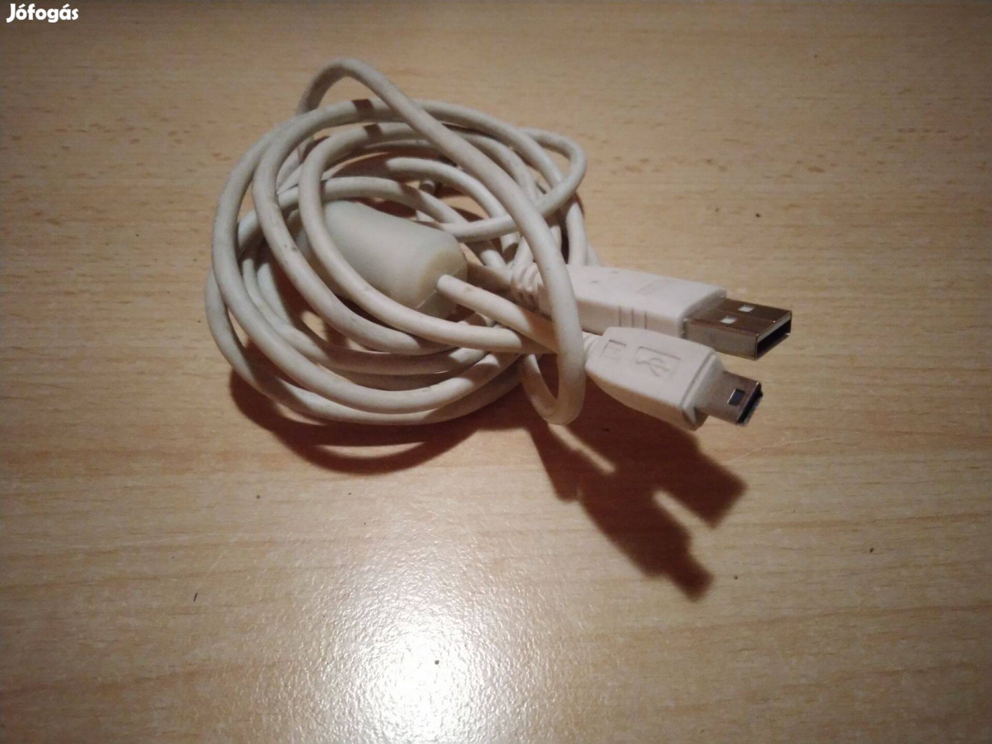 Fehér USB kábel