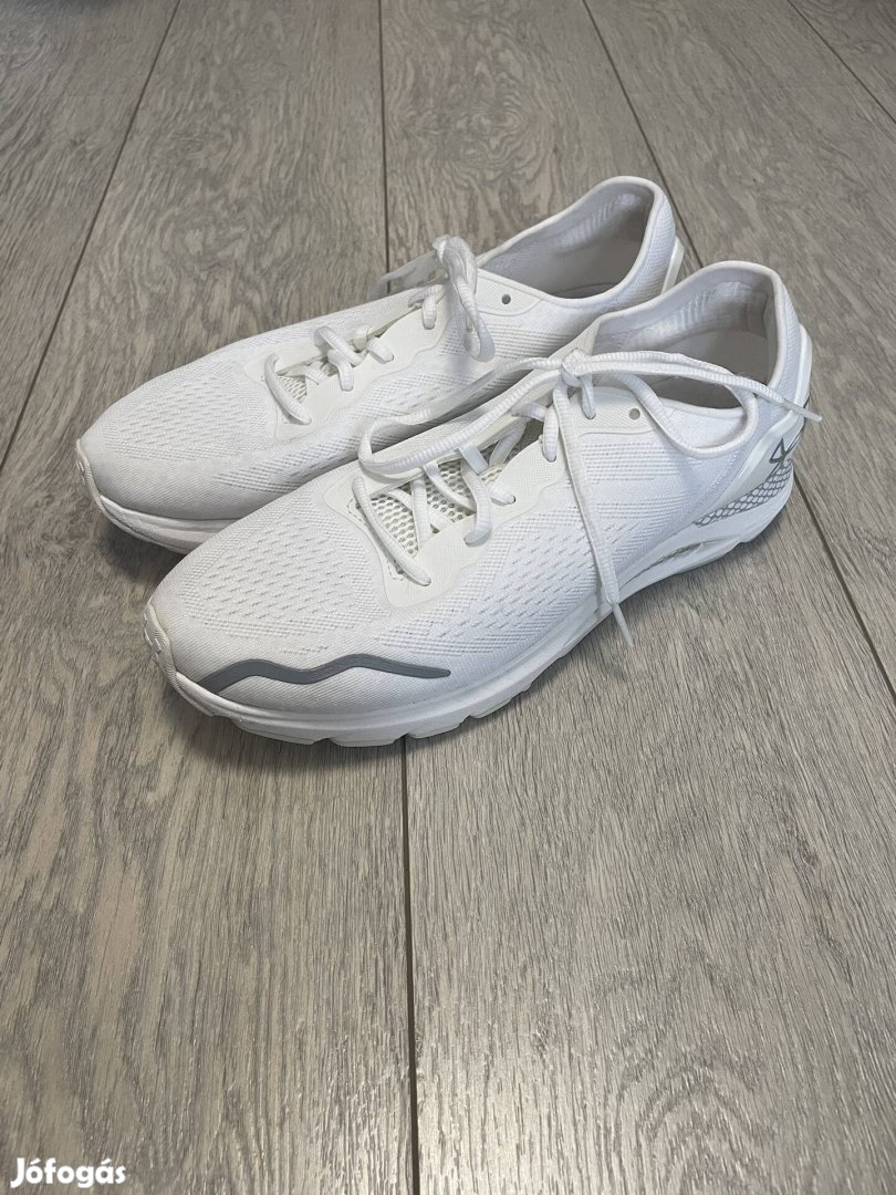 Fehér Under Armour sportcipő