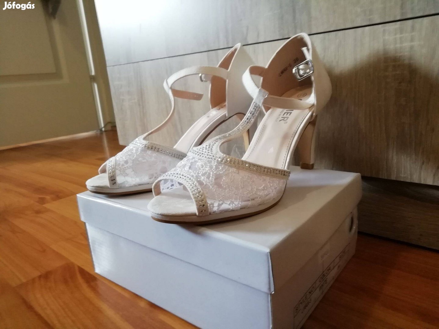 Fehér, strasszköves esküvői magas sarkú cipő