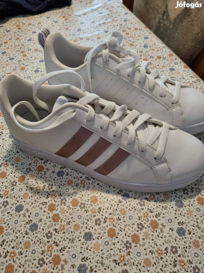 Fehér adidas cipő, arany csíkokkal 40 2/3