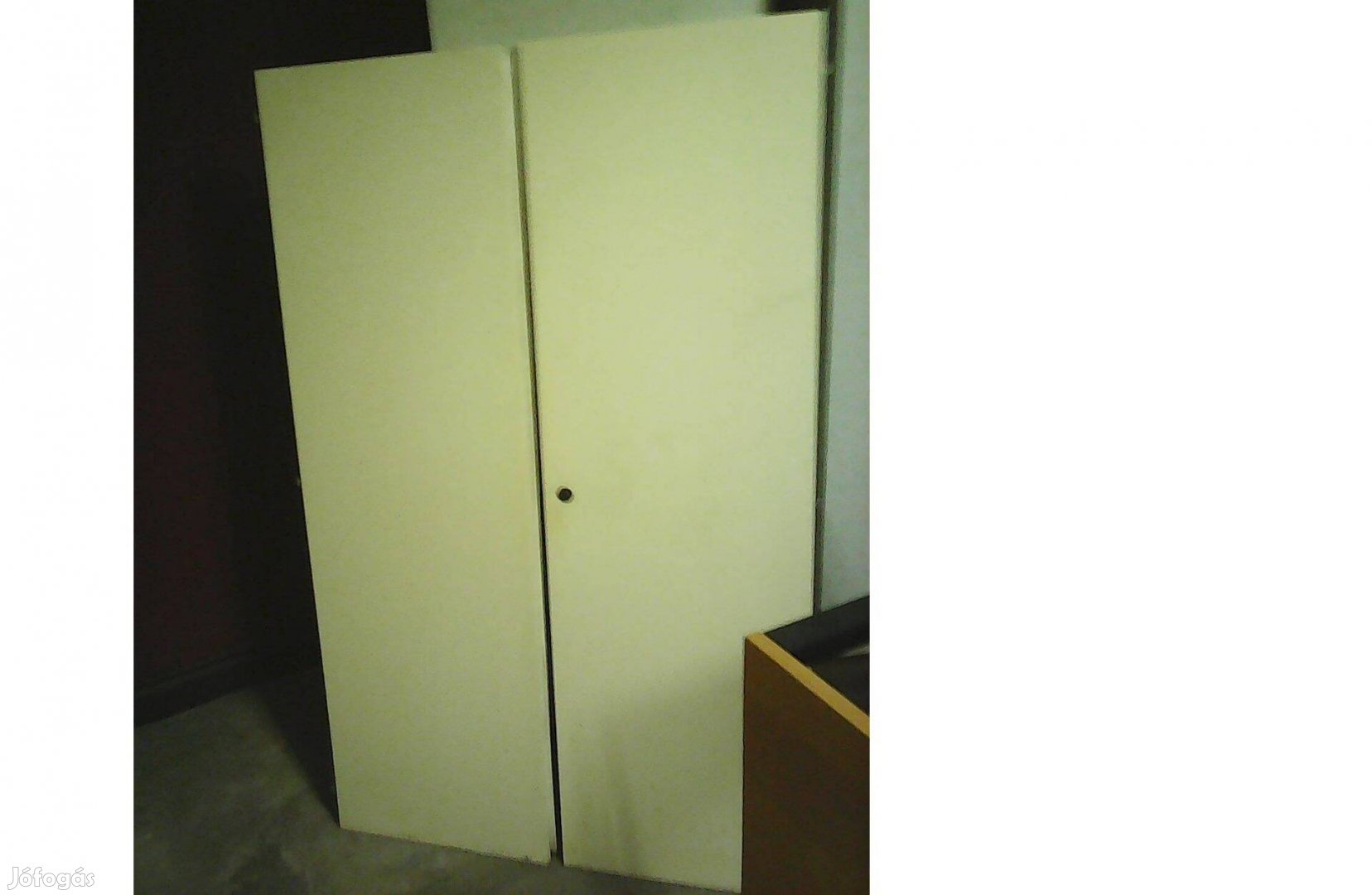 Fehér ajtók panel-előszobaszekrényhez