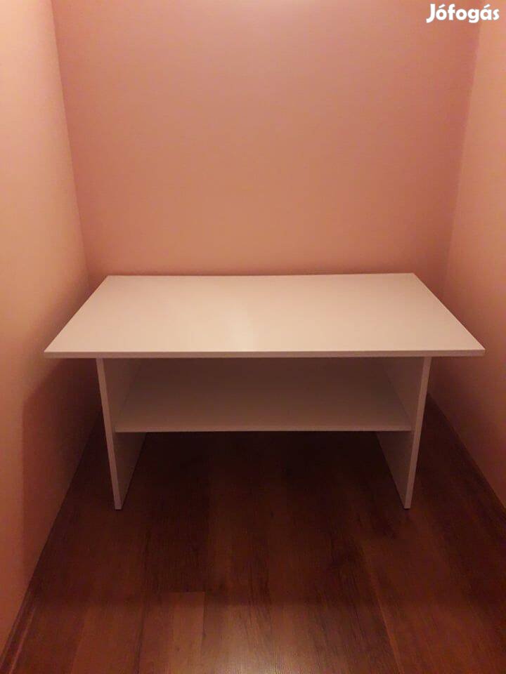 Fehér alacsony asztal