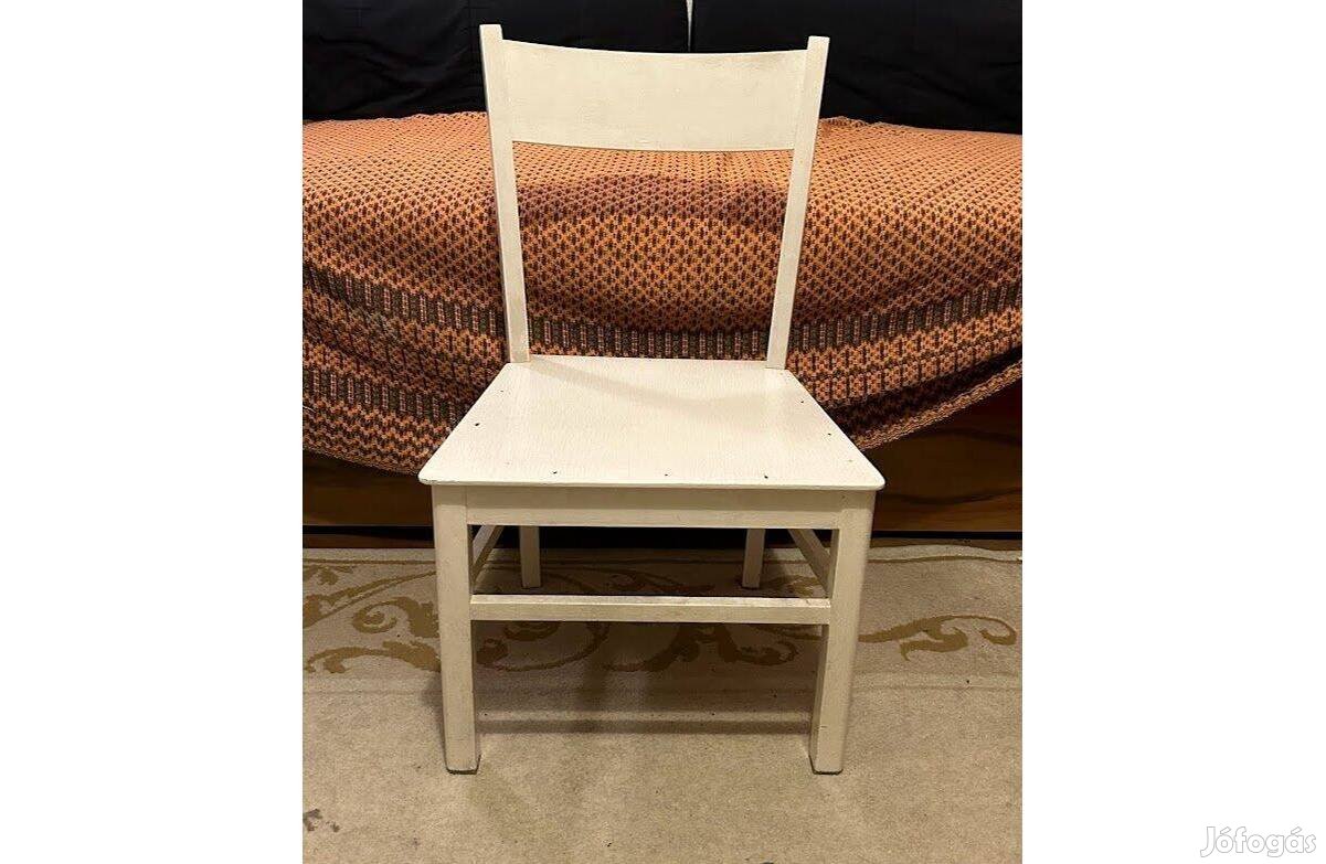 Fehér alacsony szék