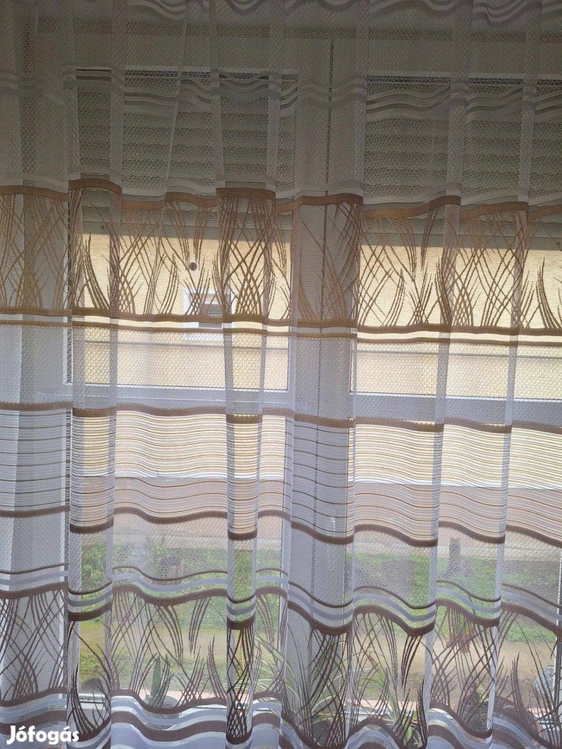 Fehér alapon barna csíkos függöny (3m x 180 cm)
