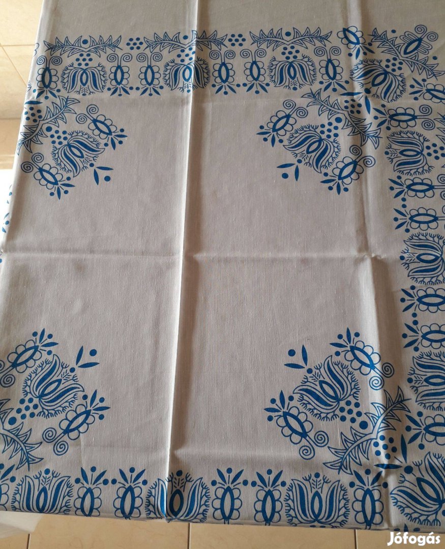 Fehér alapon kék virágmintás Új asztalterítő 89x89 cm-es