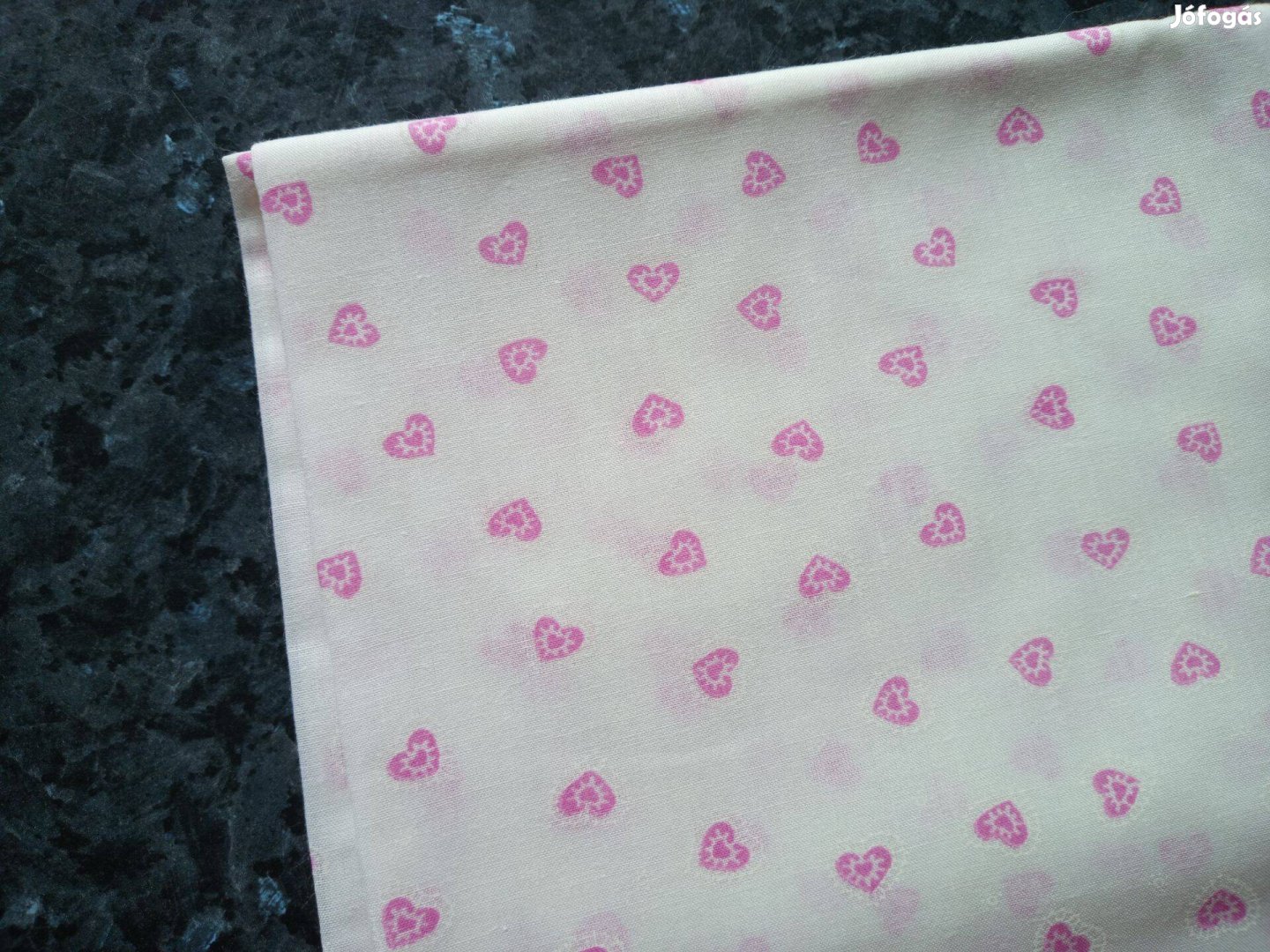 Fehér alapon mályva színű szívecskés anyag méteráru új