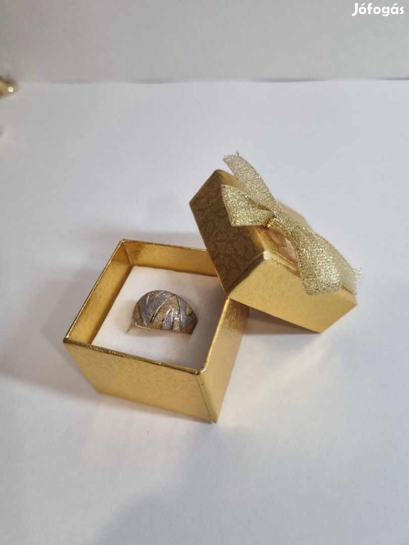 Fehér arannyal ékített gyűrű