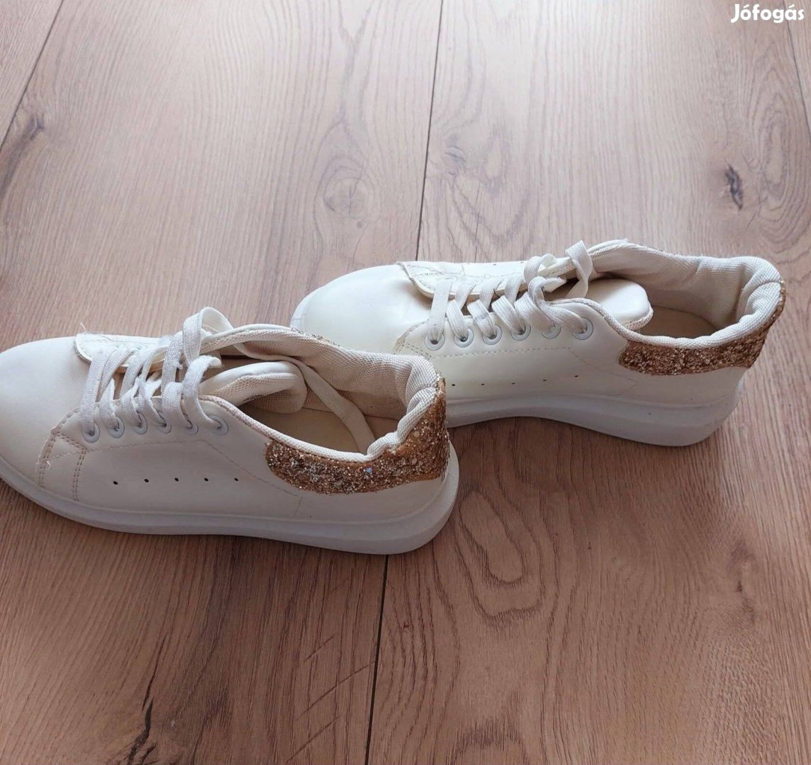 Fehér aranyos sportcipő
