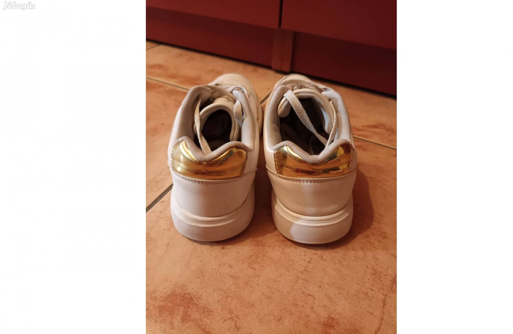 Fehér aranyozott díszítésű 39 cipő keveset viselt 1900 Ft