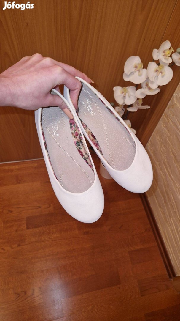 Fehér balerinacipő, lapos talpú elegáns női cipő