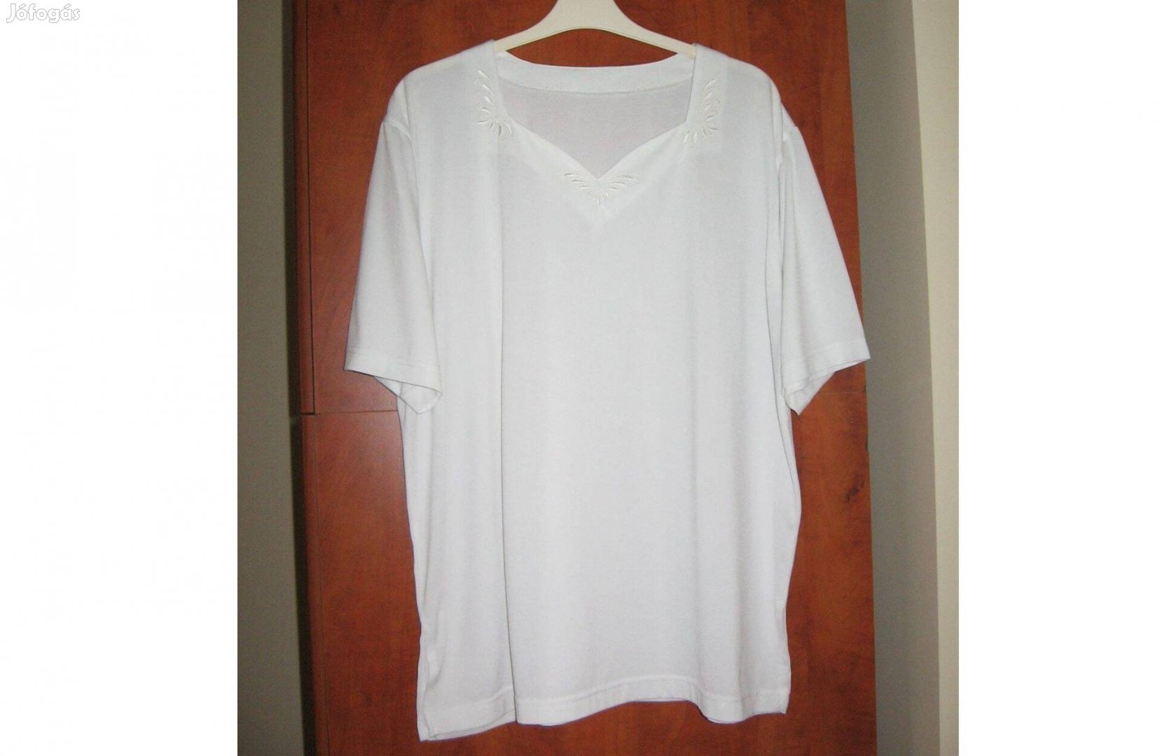 Fehér blúz nyakrészen díszített