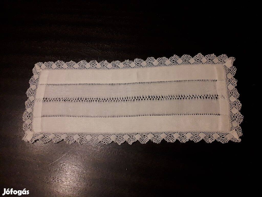 Fehér damaszt terítő, futó