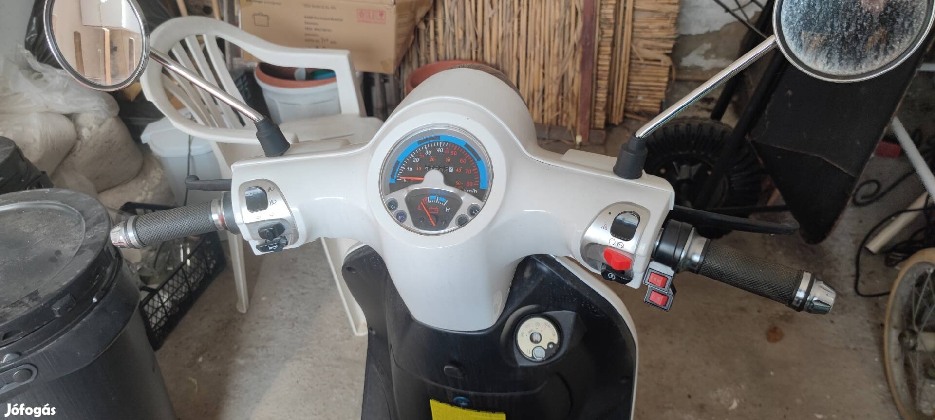 Fehér elektromos. Moped