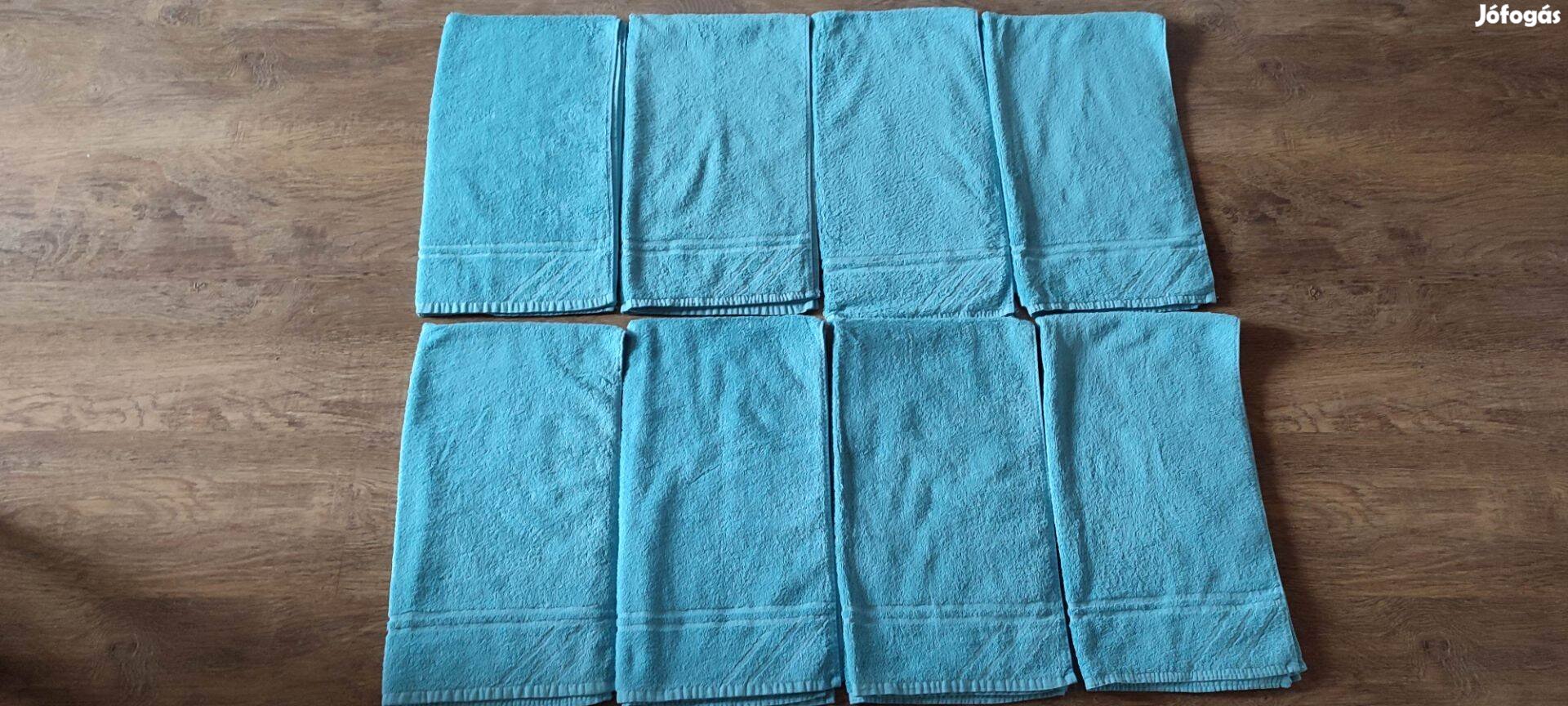 Fehér és színes törülközők