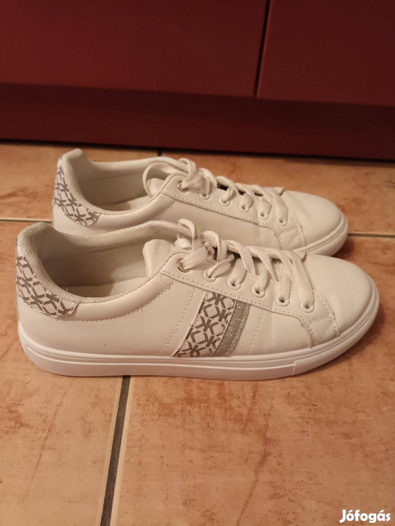 Fehér ezüst díszítésű cipő 2x viselt 39,5 méret 4400 Ft