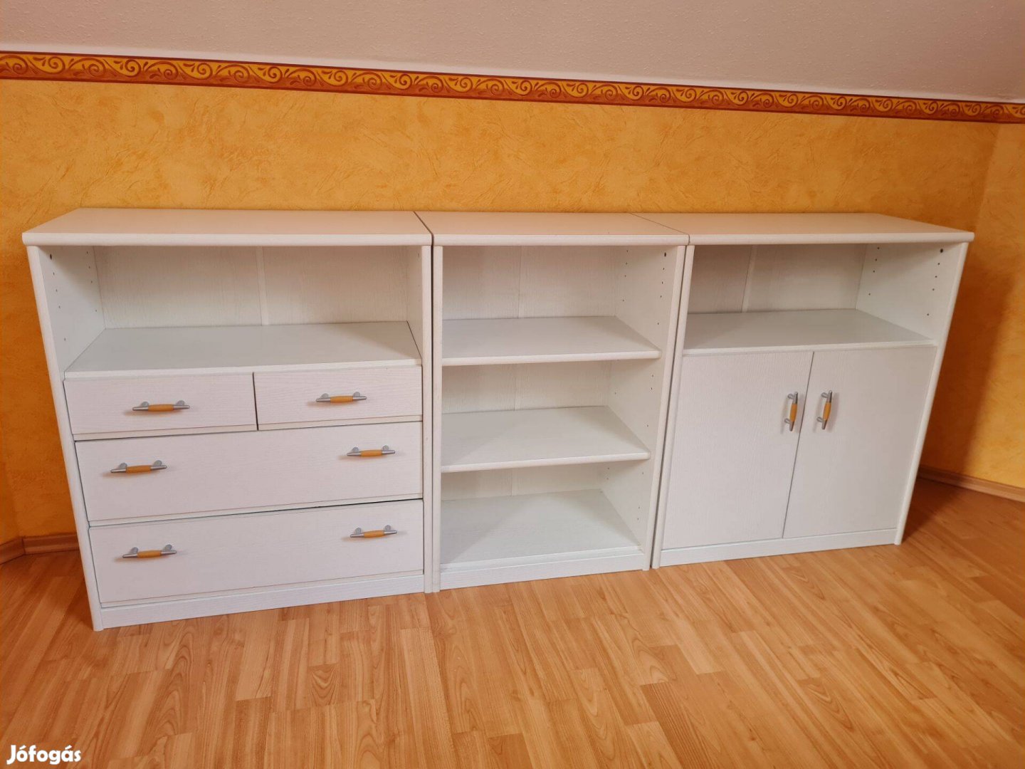 Fehér famintás kisbútorok eladók