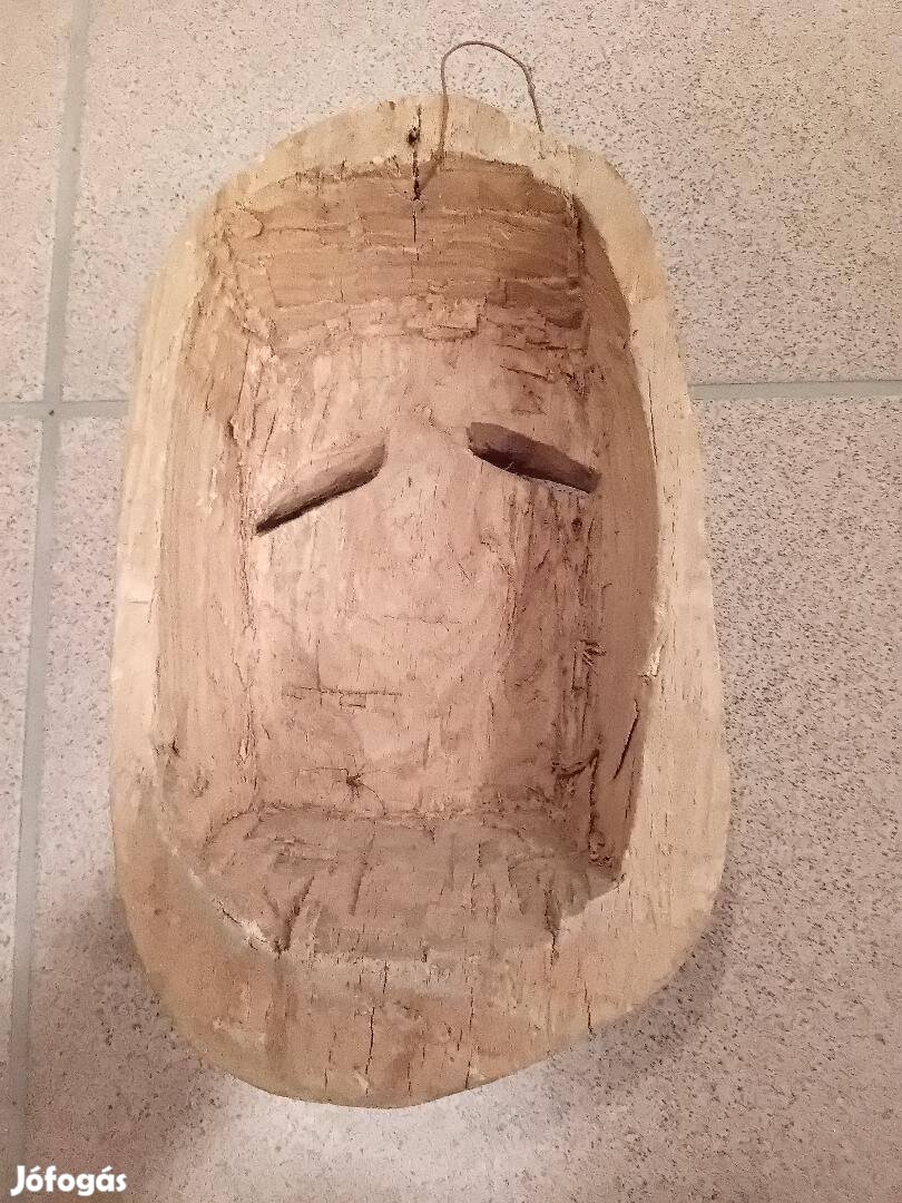 Fehér faragott afrikai maszk