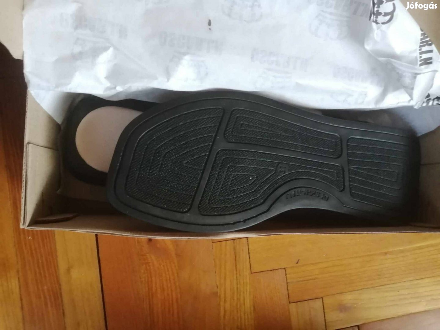 Fehér felsőrésszel, fekete talppal,Utcai vagy otthoni papucs