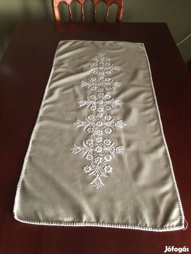 Fehér fonállal hímzett asztalterítő