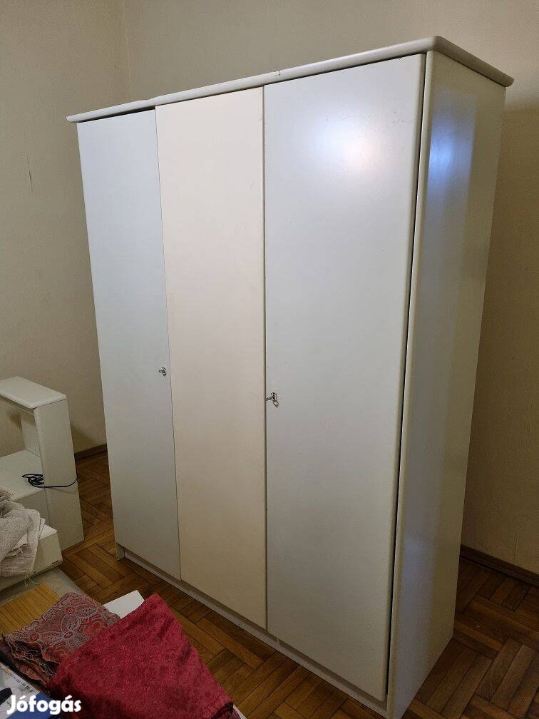 Fehér három ajtós szekrény eladó