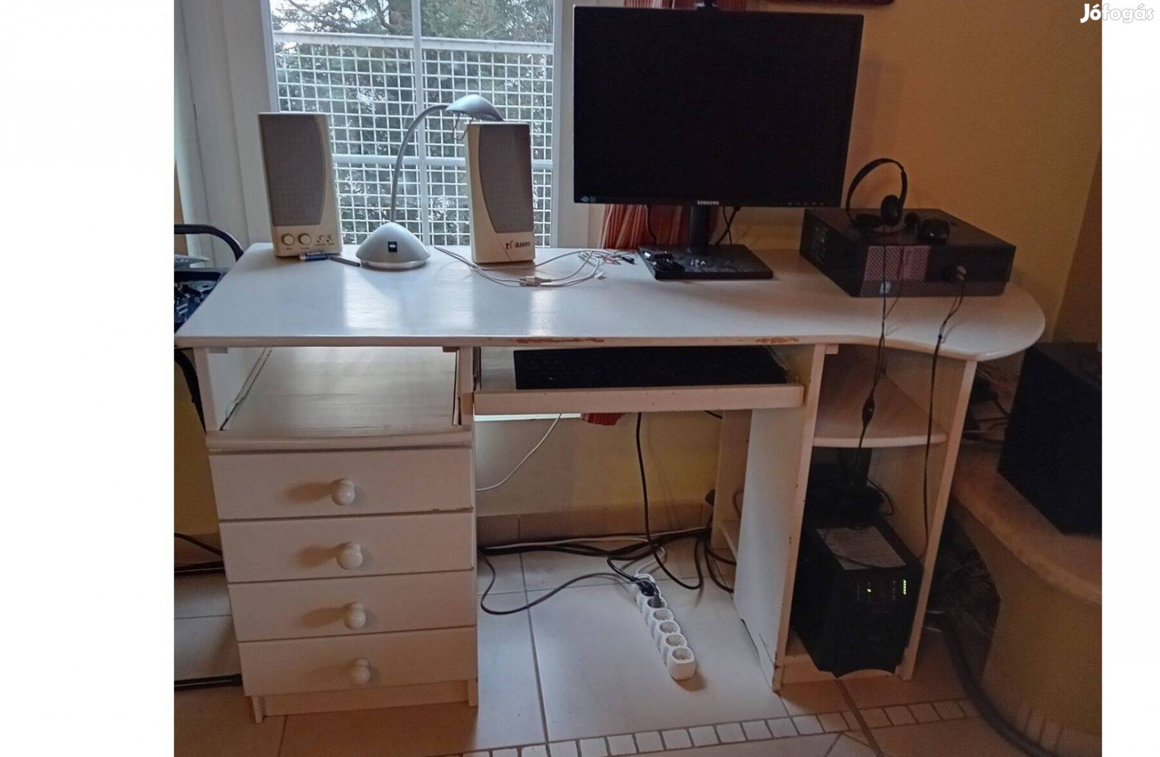 Fehér használt számítógépasztal eladó