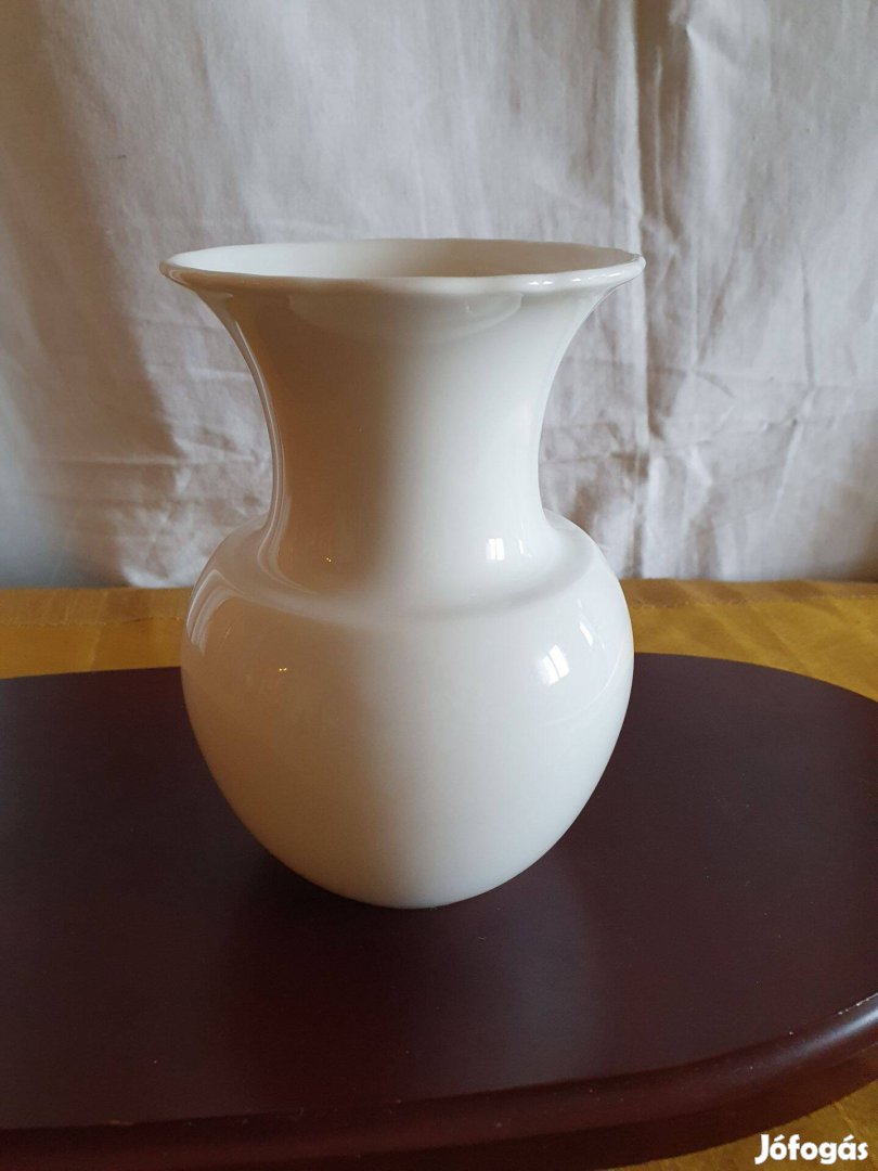 Fehér herendi vázák