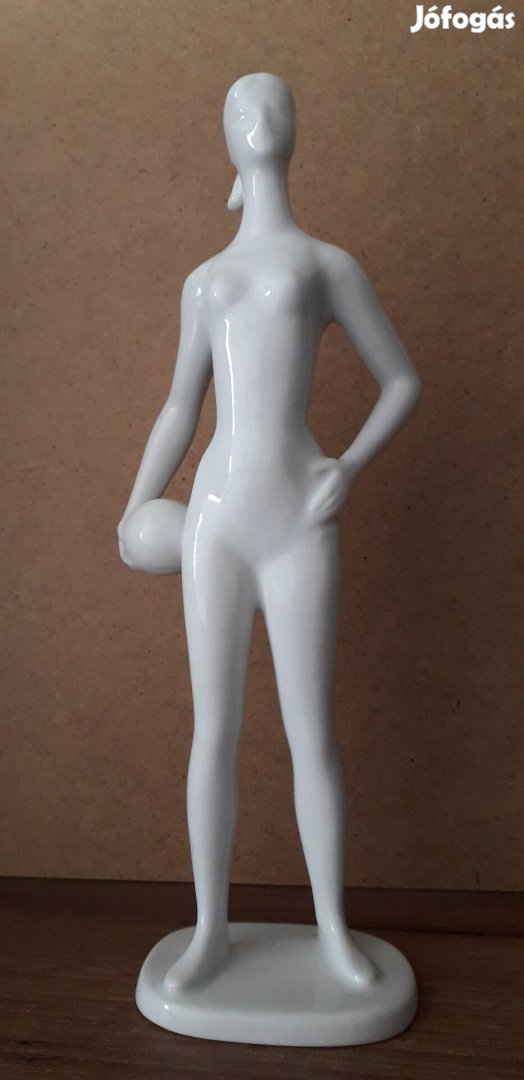 Fehér hollóházi porcelán figura, tornász lány labdával.