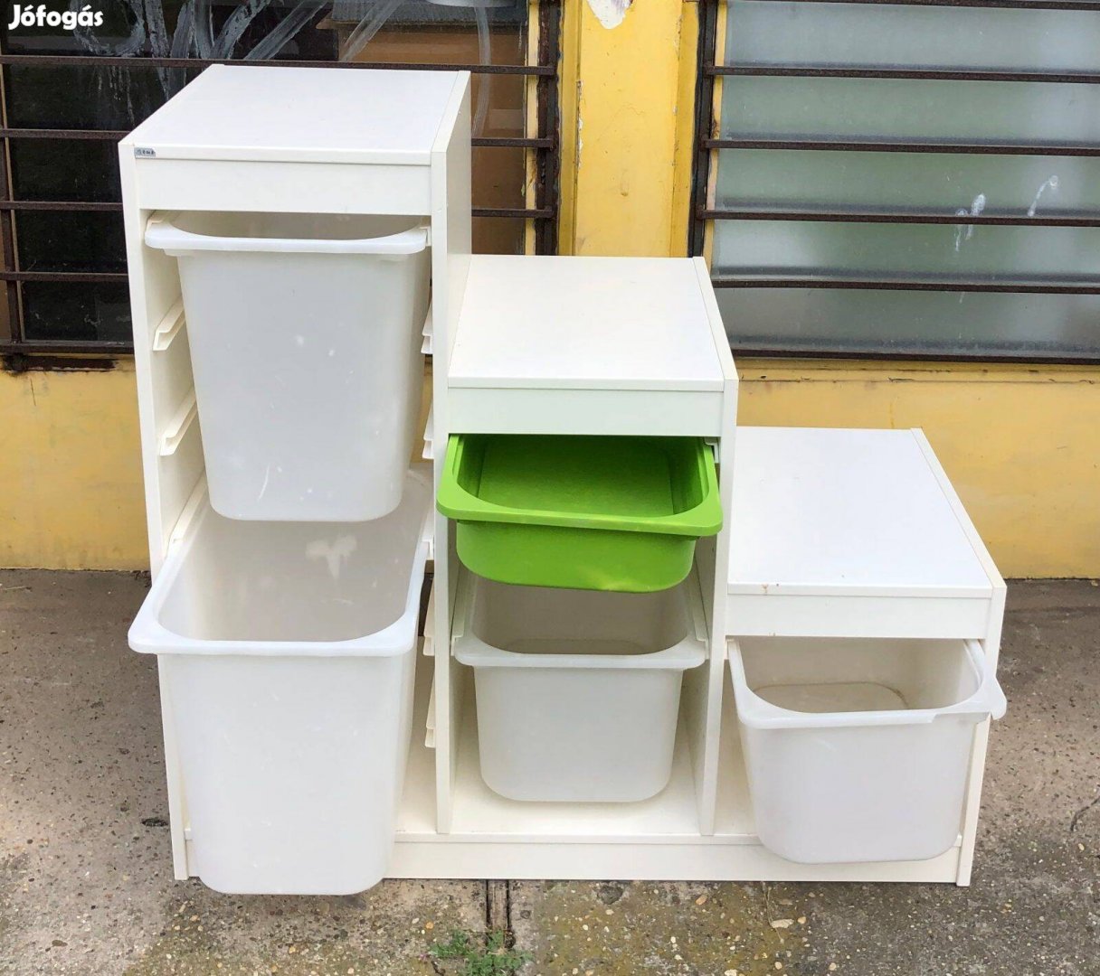 Fehér ikea lépcsőzetes polc