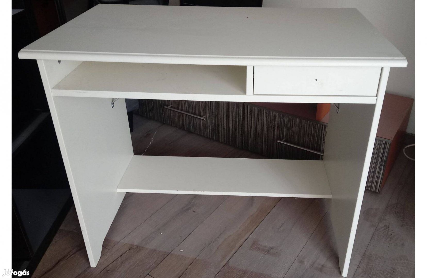 Fehér íróasztal jó állapotban