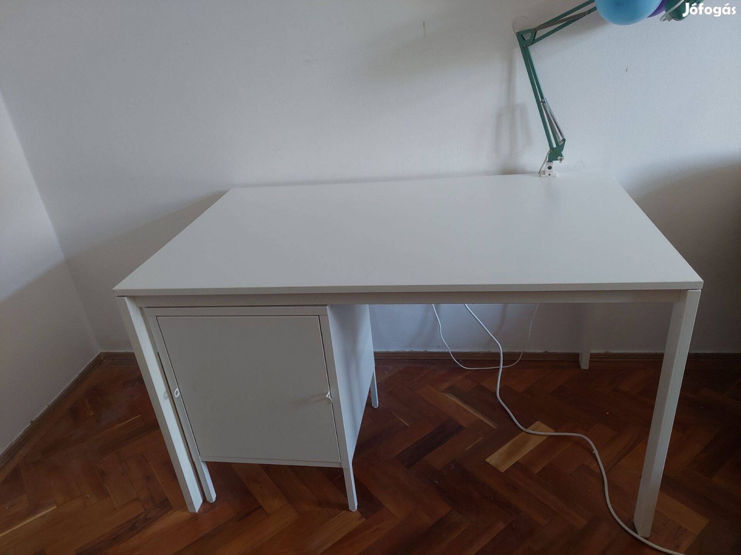 Fehér íróasztal tárolóval