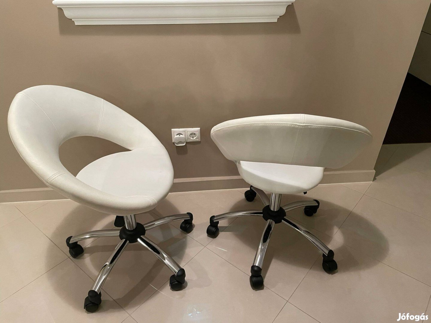 Fehér irodai görgős székek eladók