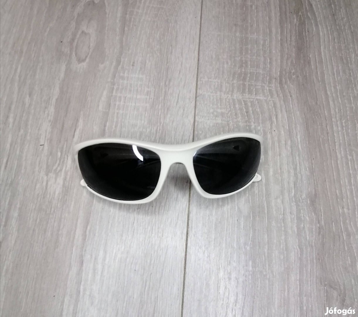 Fehér keretes sport napszemüveg