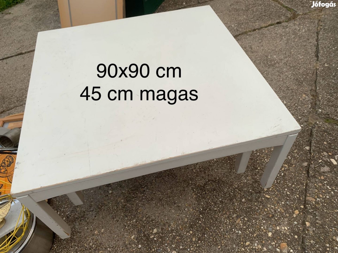 Fehér kisasztal