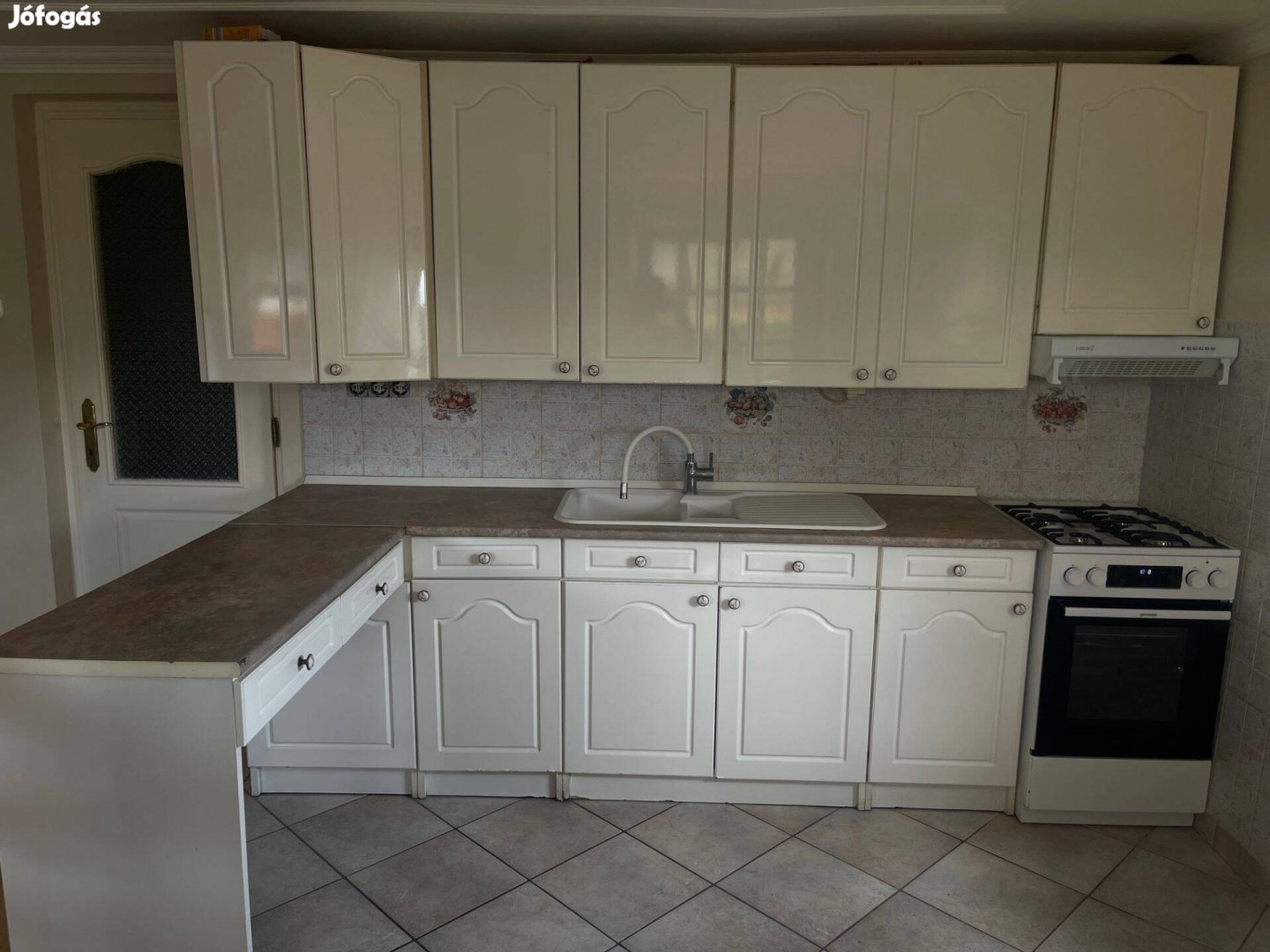 Fehér klasszikus konyhaszekrény-sor eladó megkímélt