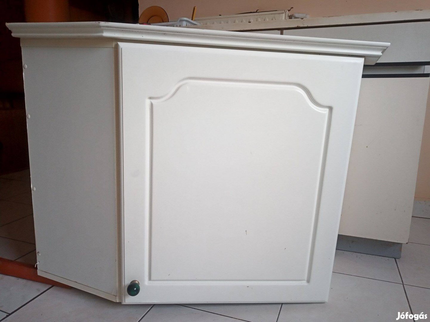 Fehér konyhai felső sarokszekrény szagelszívó beépíthető