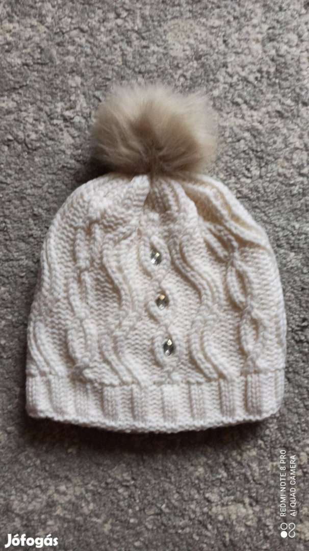 Fehér kötött kövekkel díszített bojtos sapka