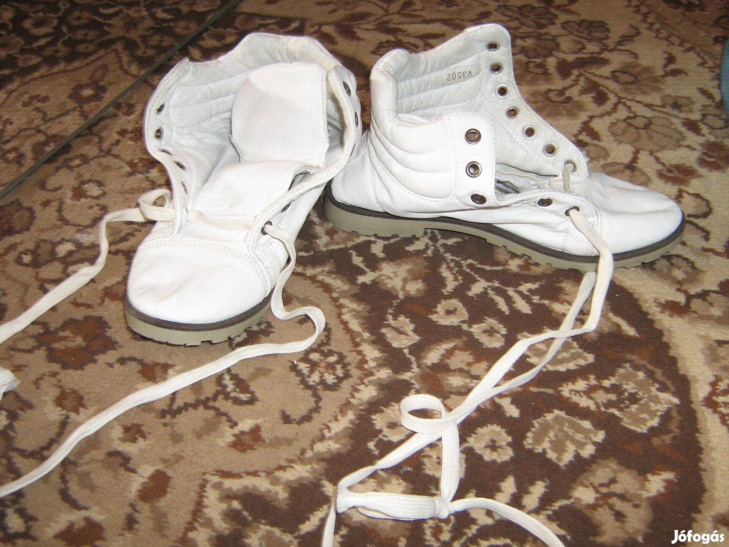 Fehér magasított szárú cipő, 39-es