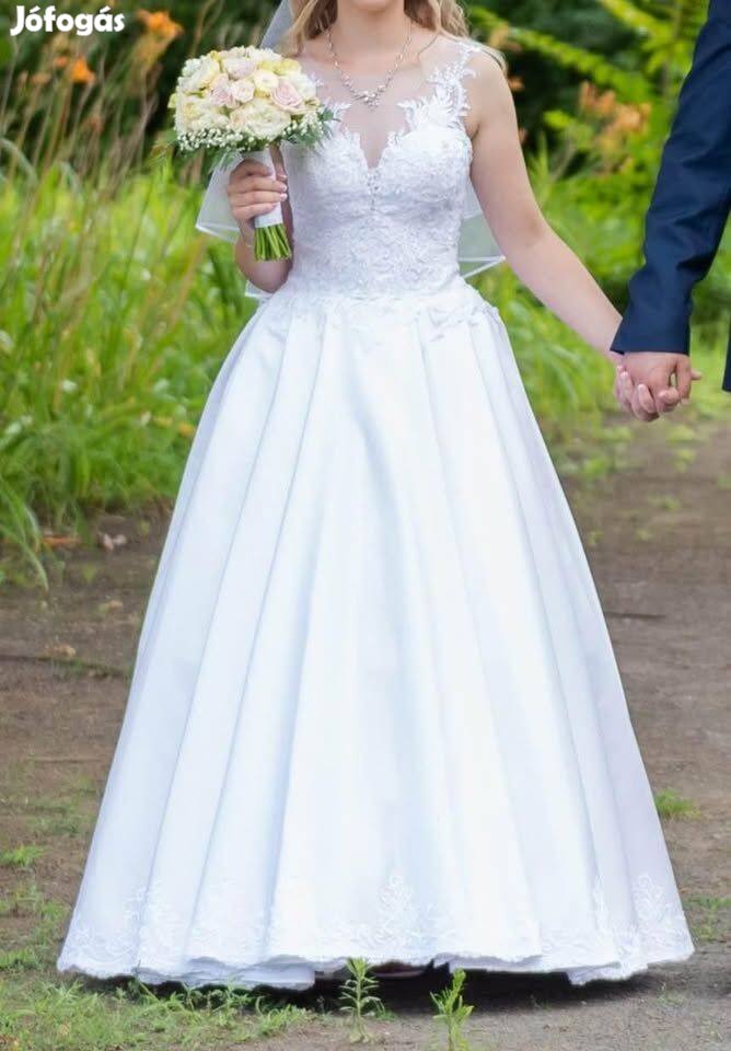 Fehér menyasszonyi ruha