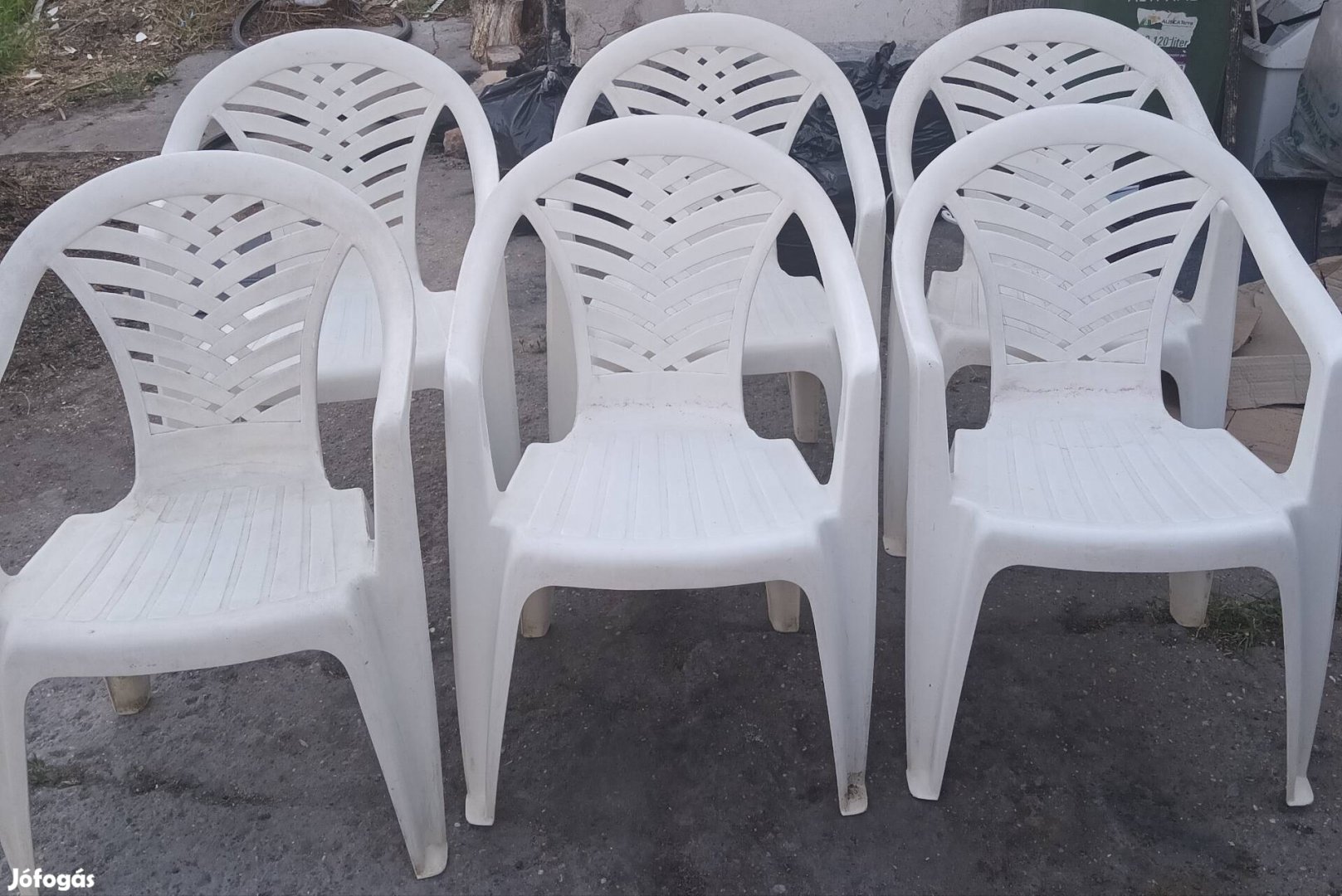 Fehér műanyag használt székek!
