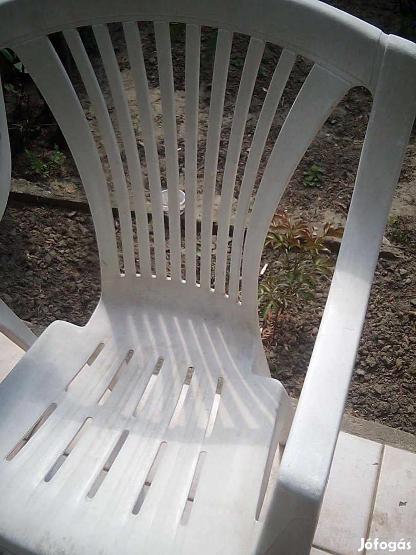 Fehér műanyag kerti székek