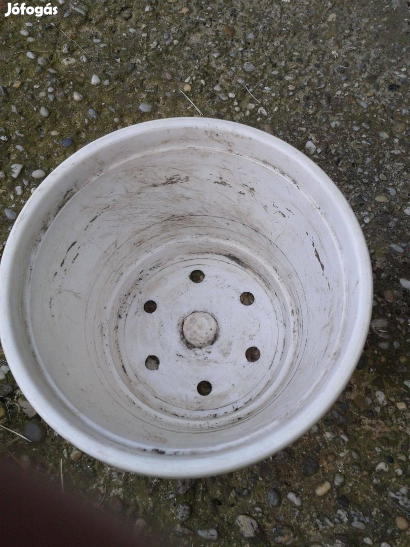 Fehér műanyag virágcserép