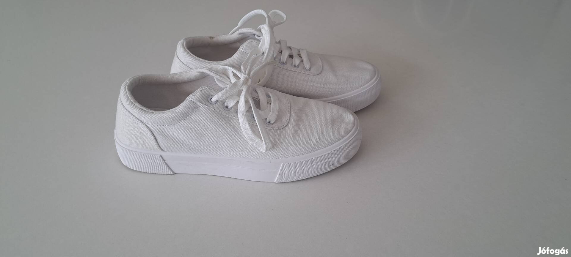 Fehér női utcai cipő