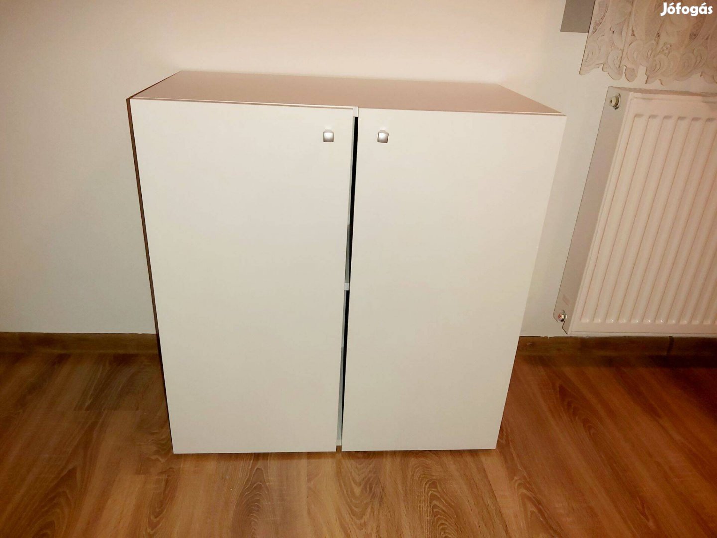Fehér nyílóajtós szekrény 1 polccal